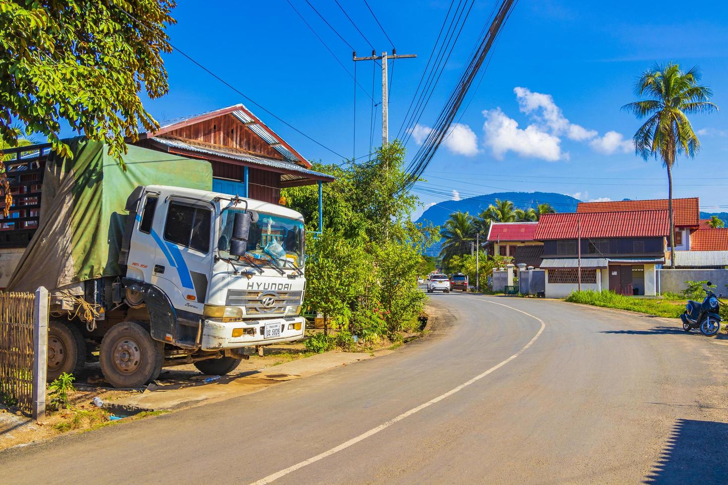 luang prabang, laos 2018- typiska färgglada vägar gator stadsbild av staden luang prabang laos foto