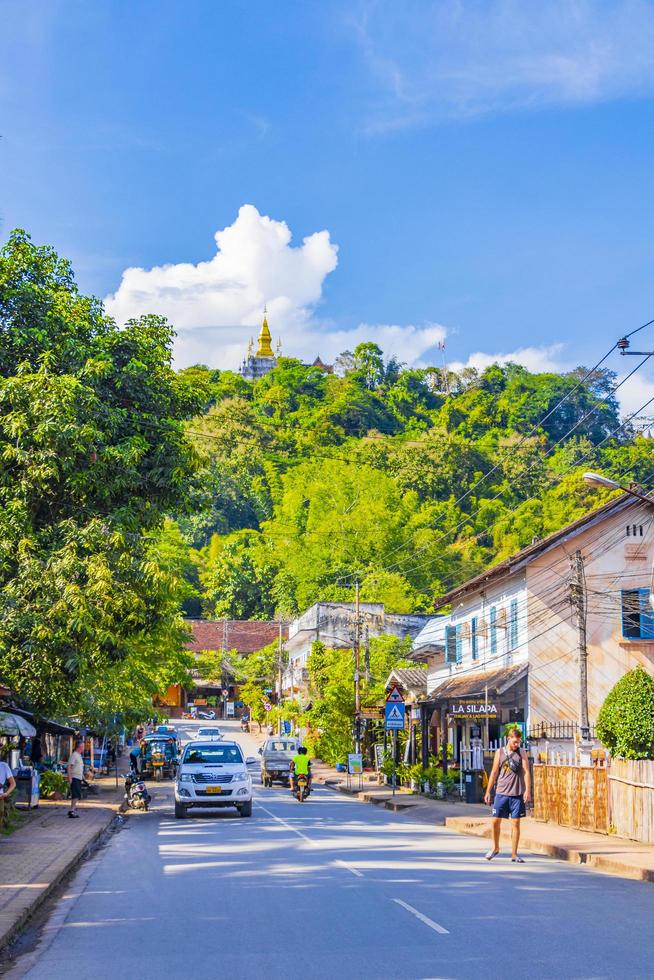 luang prabang, laos 2018- typiska färgglada vägar gator stadsbild av staden luang prabang laos foto