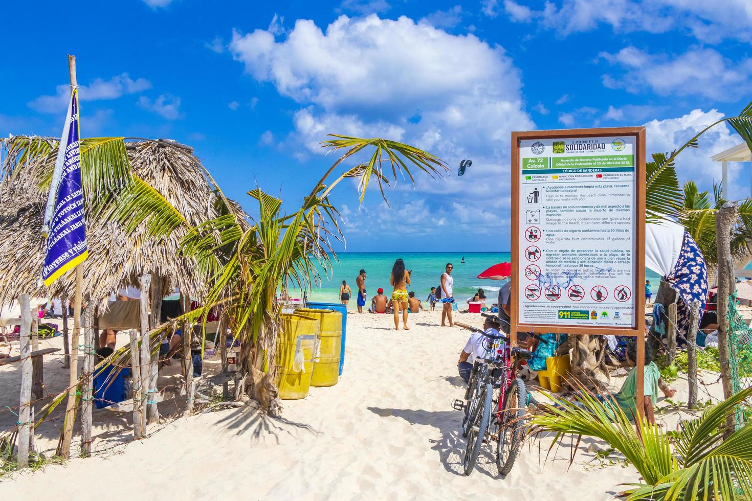 naturlig tropisk mexikansk strand 88 ingång vid playa del carmen, mexico foto