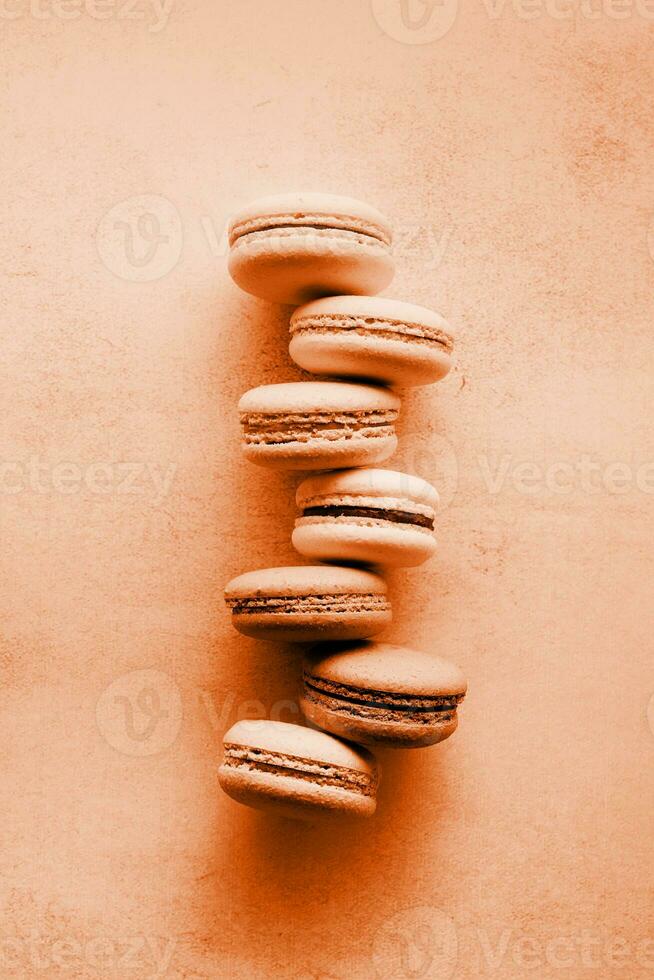 Färg av de år 2024, persika ludd. stack av macarons, macaroons foto