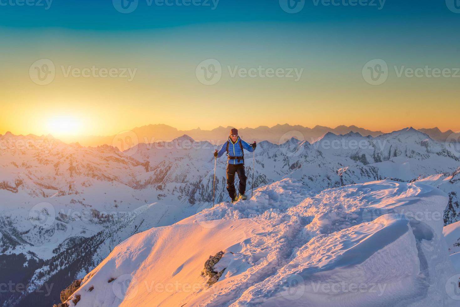 ensam klättrare på toppmötet foto