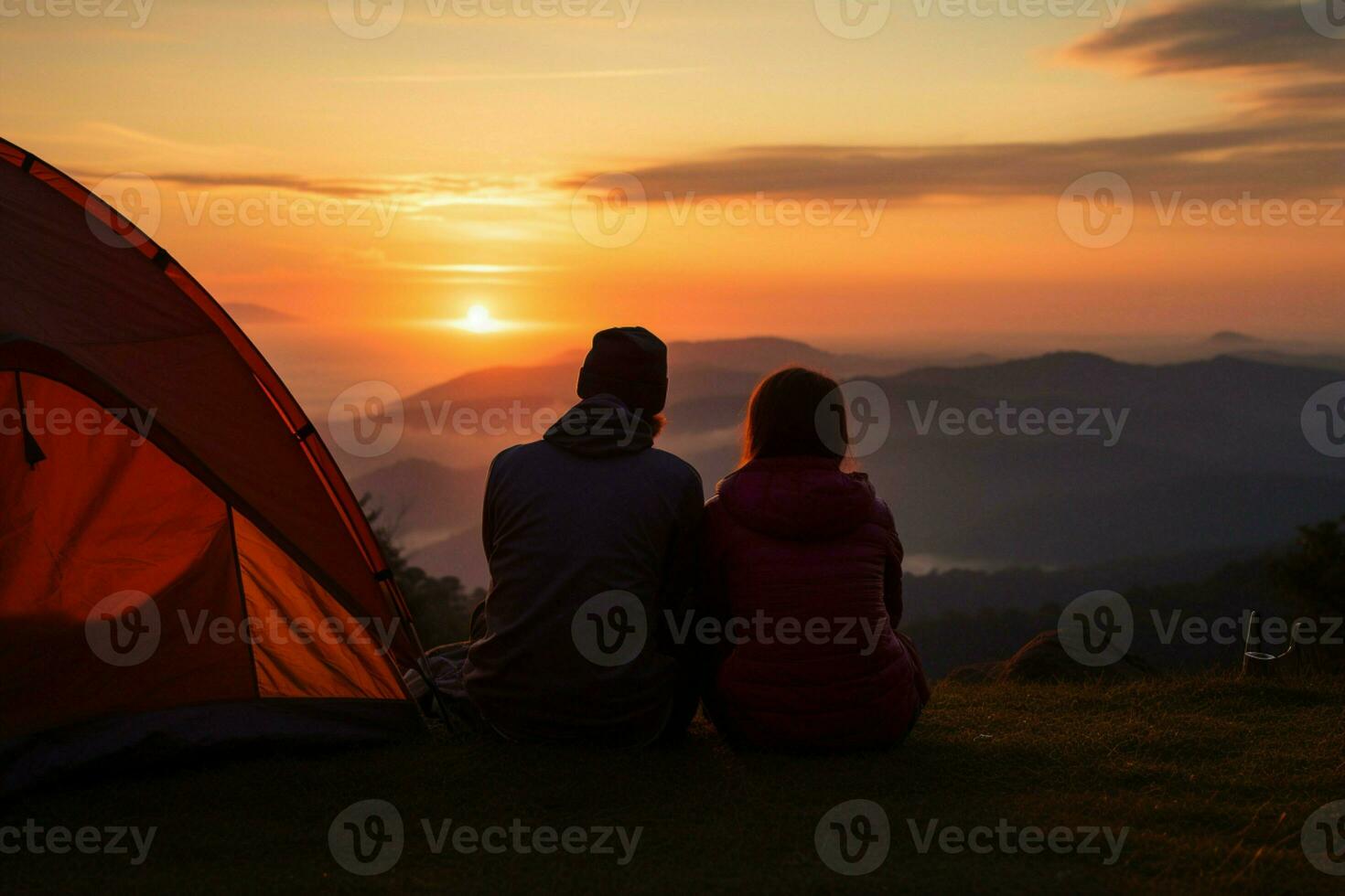 ai genererad tält sida bindning par blickar på naturskön solnedgång på bergig flykt foto