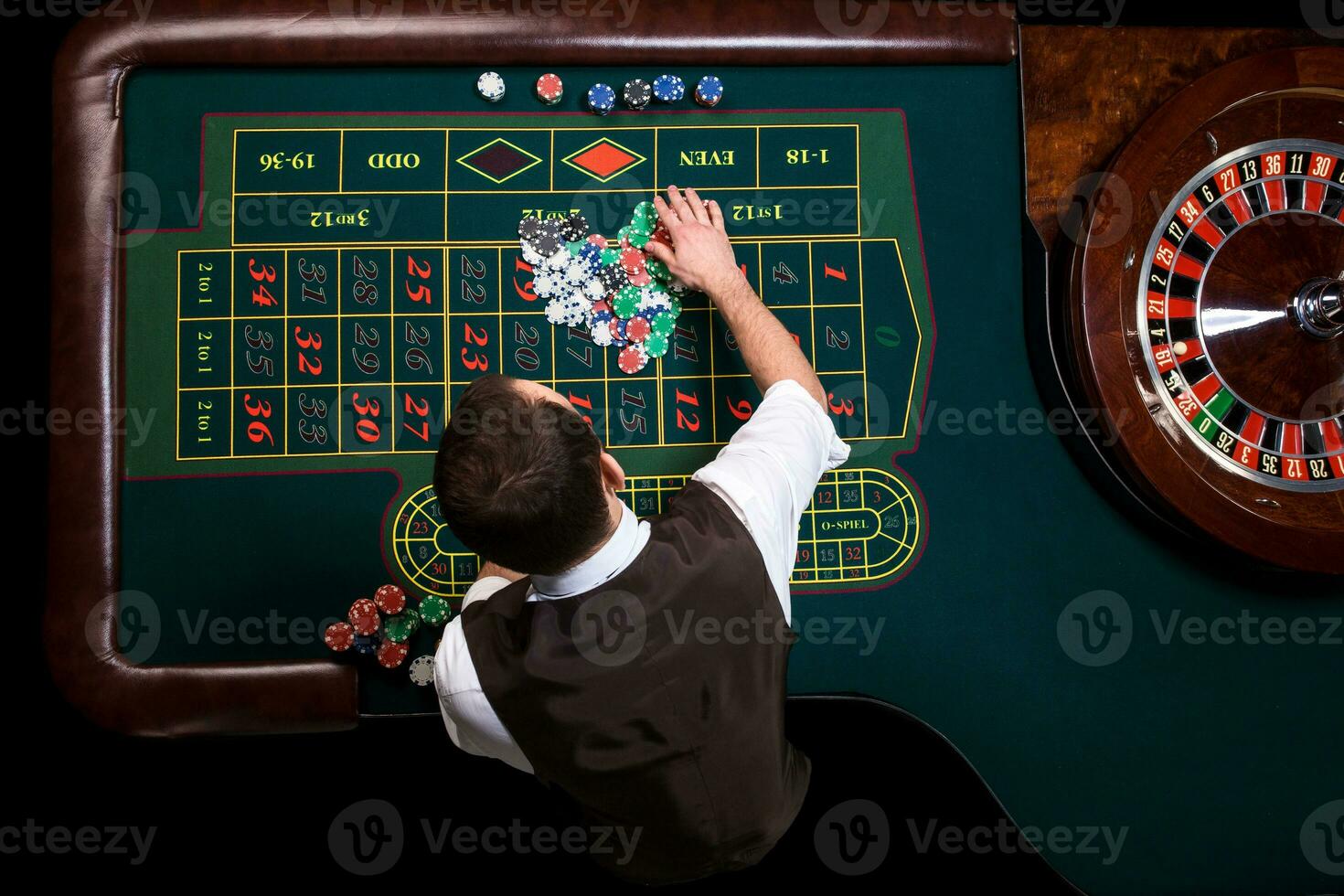 topp se av de kasino croupier och de grön roulett tabell. ga foto