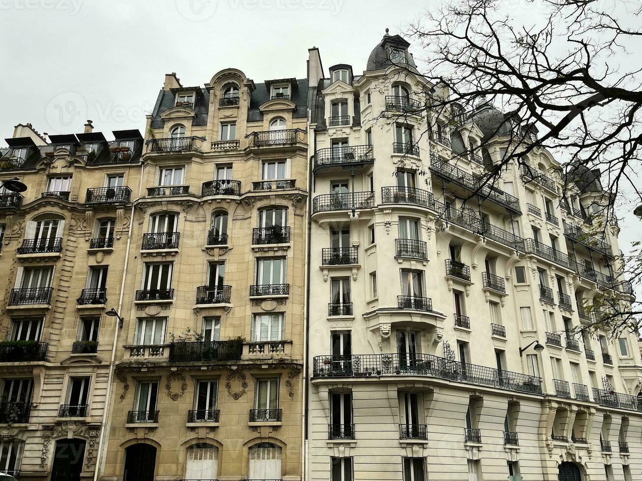 parisian typisk byggnad Fasad på vinter- dag, historisk modern byggnad i chic och rik fjärdedel av de franska huvudstad stad, enroutefrance foto