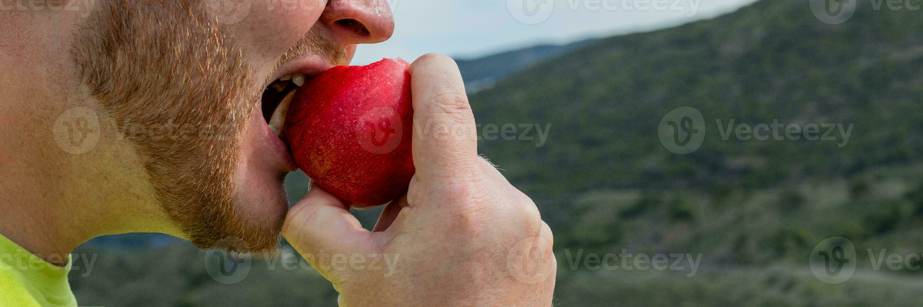 ai genererad bitande färsk äpple, naturskön natur bakgrund foto