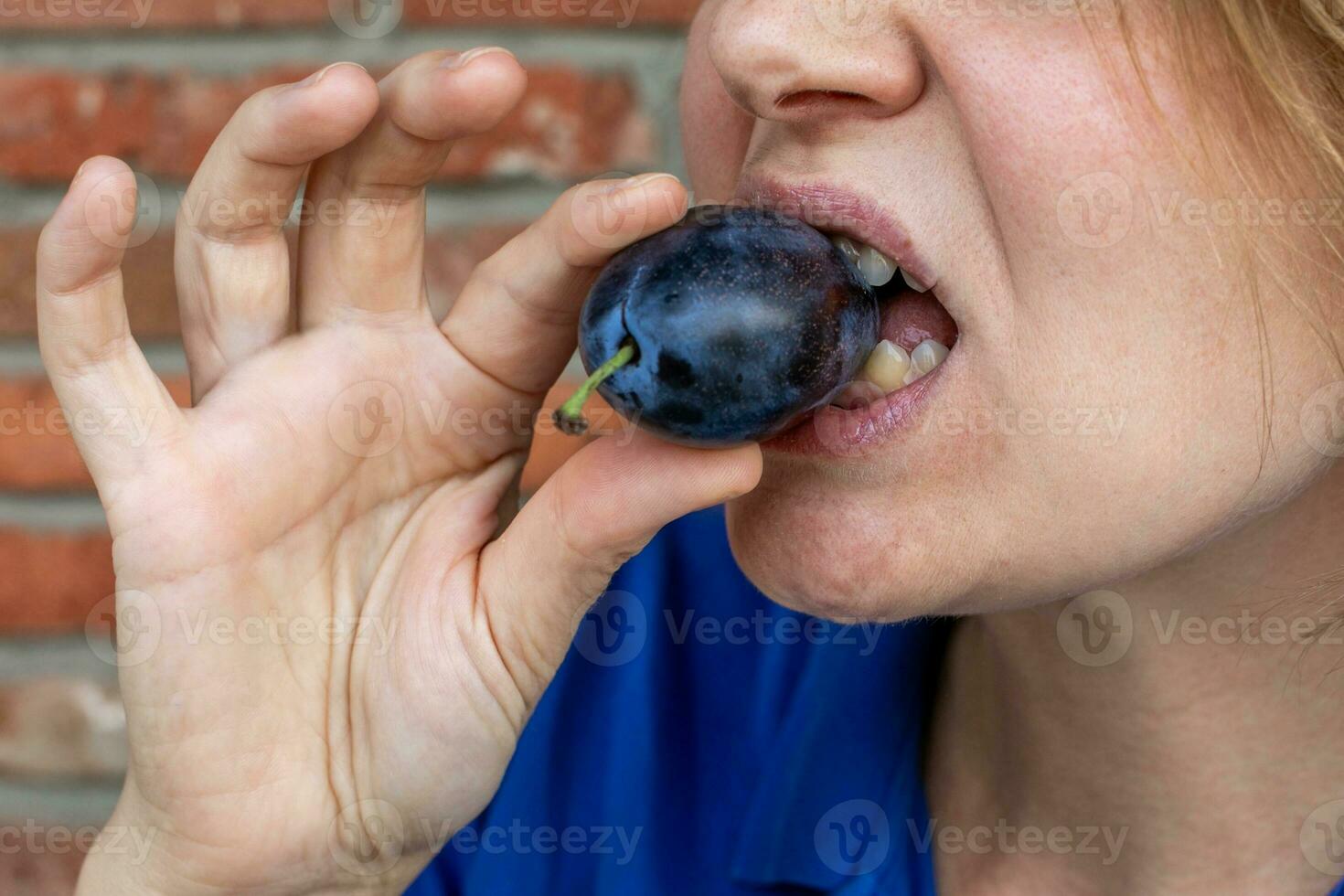 ai genererad kvinna njuter saftig fikon, friska livsstil foto