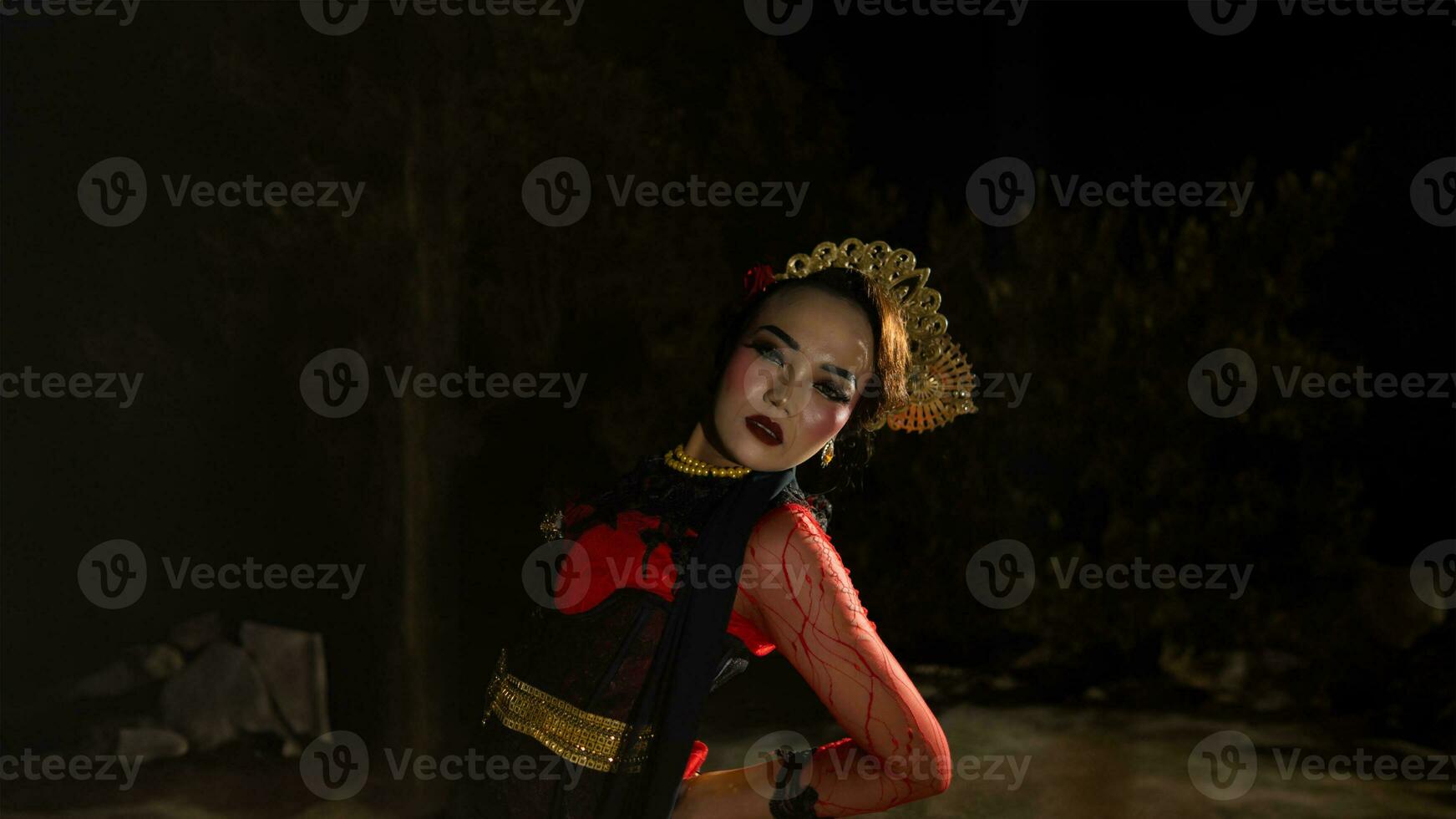 en javanese dansare klädd i traditionell röd kläder förtrollade de publik med henne graciös rörelser den där blandad med de melodi foto