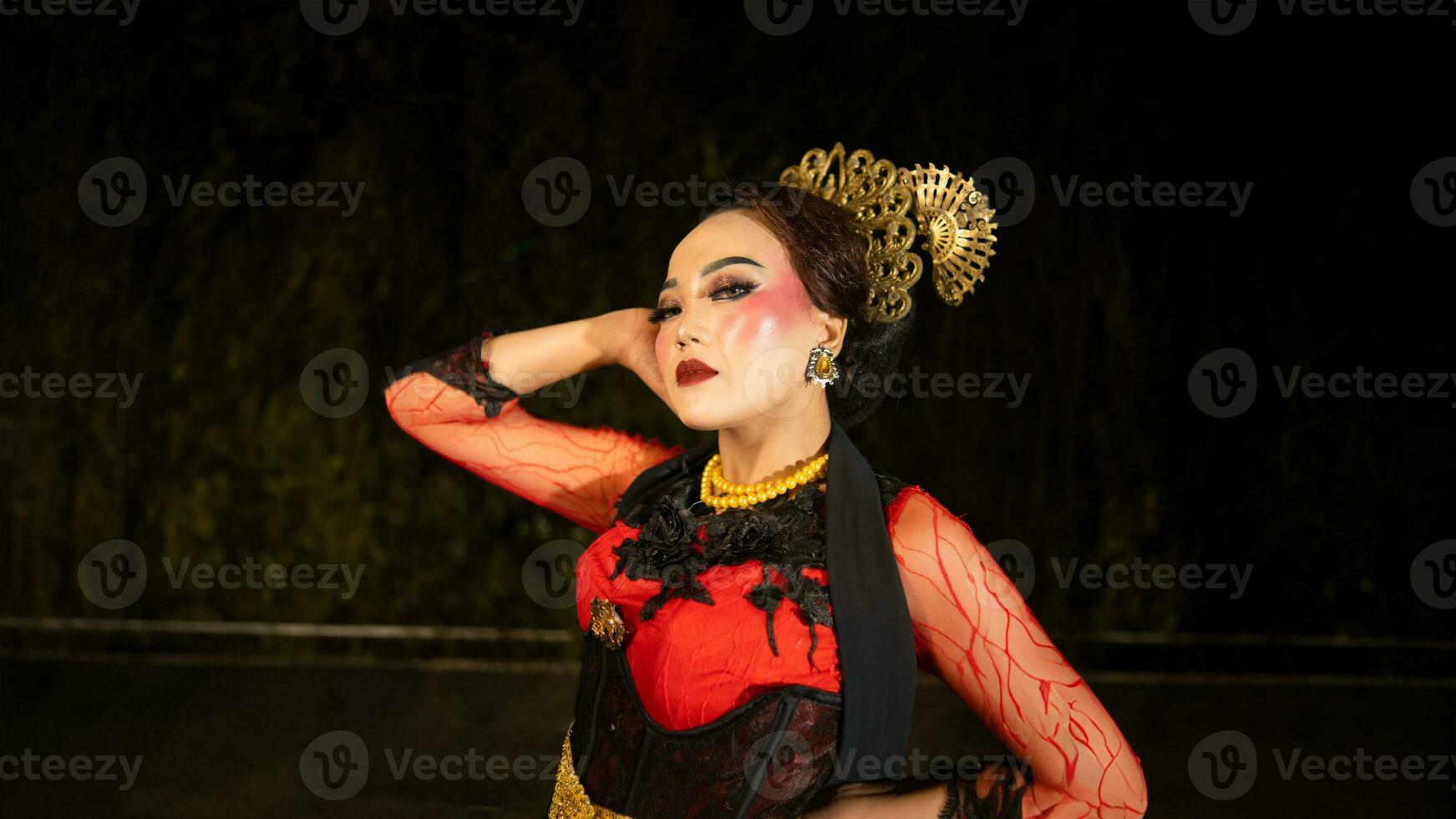 ett asiatisk dansare poser mycket vackert medan stående i de slott foto
