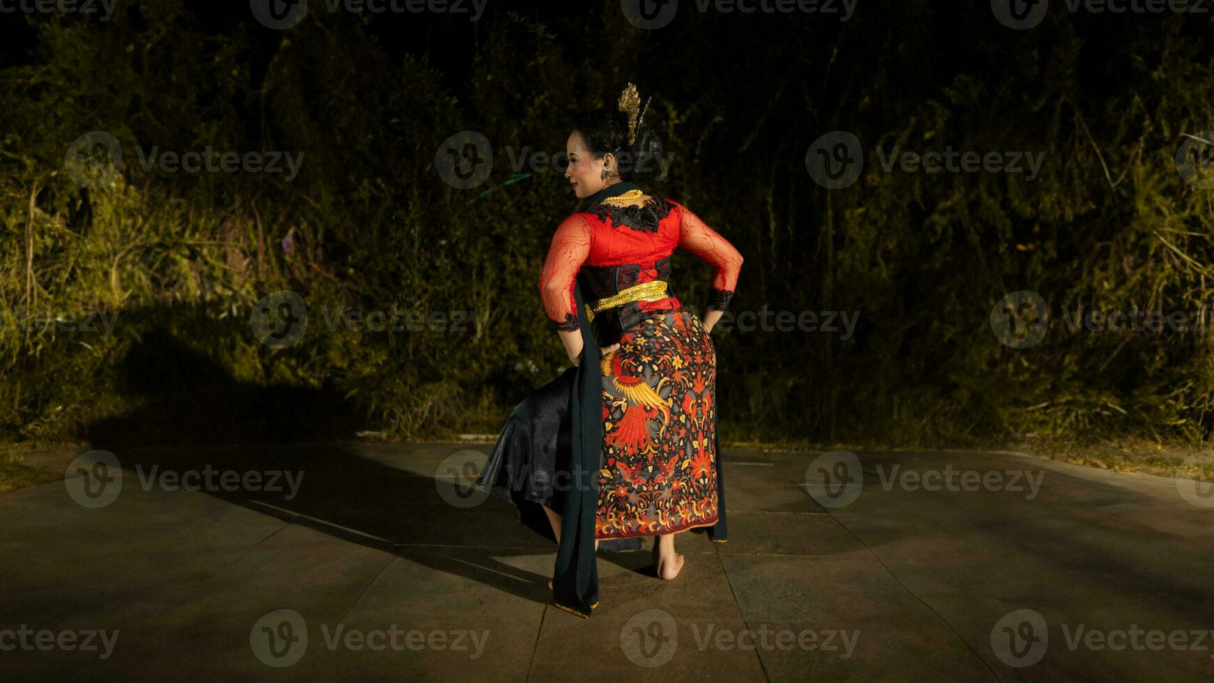 ett indonesiska dansare utseende full av entusiasm och visar hans mod till flytta och dansa foto