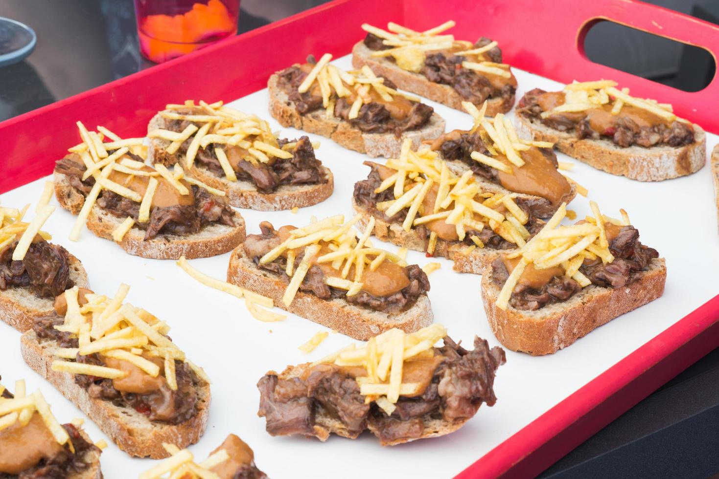 bricka full av tapas med gott kött och chips på en brödskiva. spanien foto