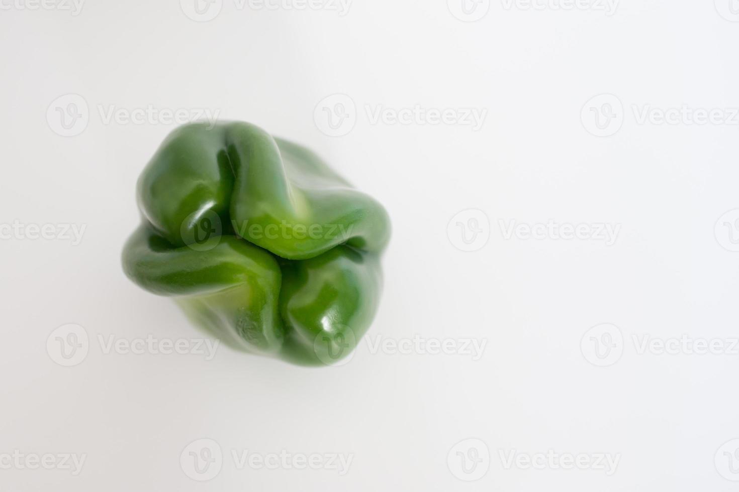 närbild av grön paprika sedd uppifrån med vit bakgrund foto