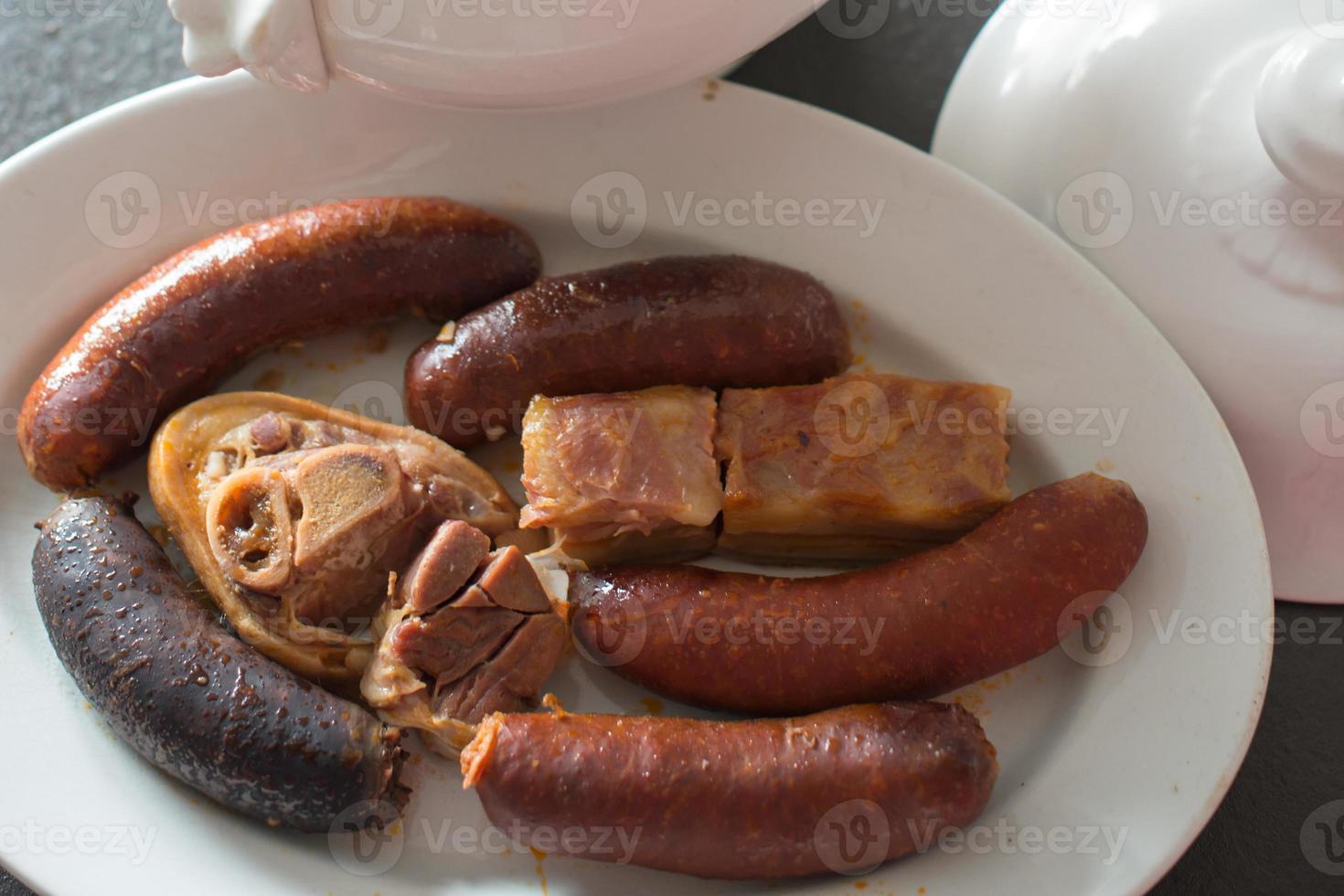 flygfoto över en maträtt med compango, en maträtt med kött, chorizo, sylt och blodkorv att äta tillsammans med fabada, den traditionella måltiden i asturien. hemlagad gastronomi. spanien foto