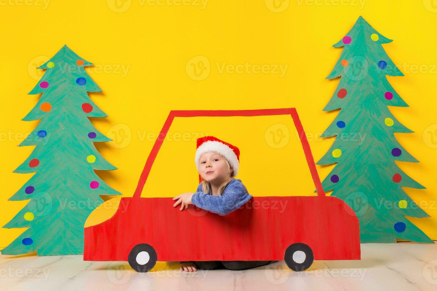 barn i röd jul bil. xmas Semester begrepp foto