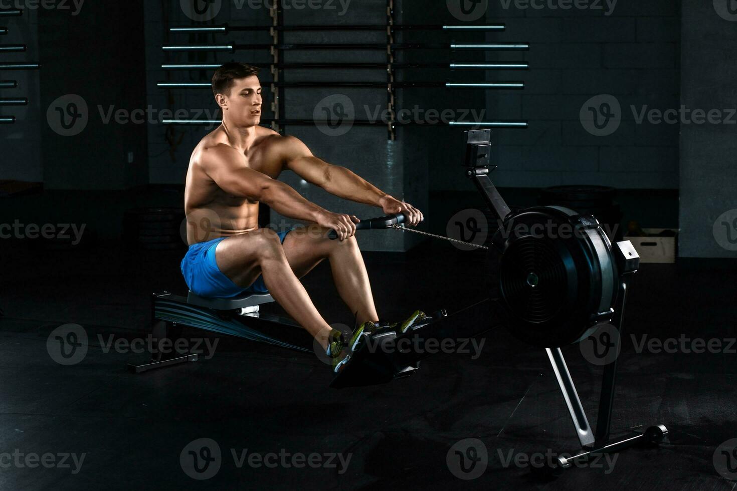 muskulös man håller på med övning för ben i de Gym foto
