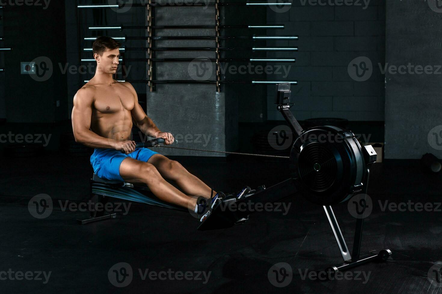 muskulös man håller på med övning för ben i de Gym foto