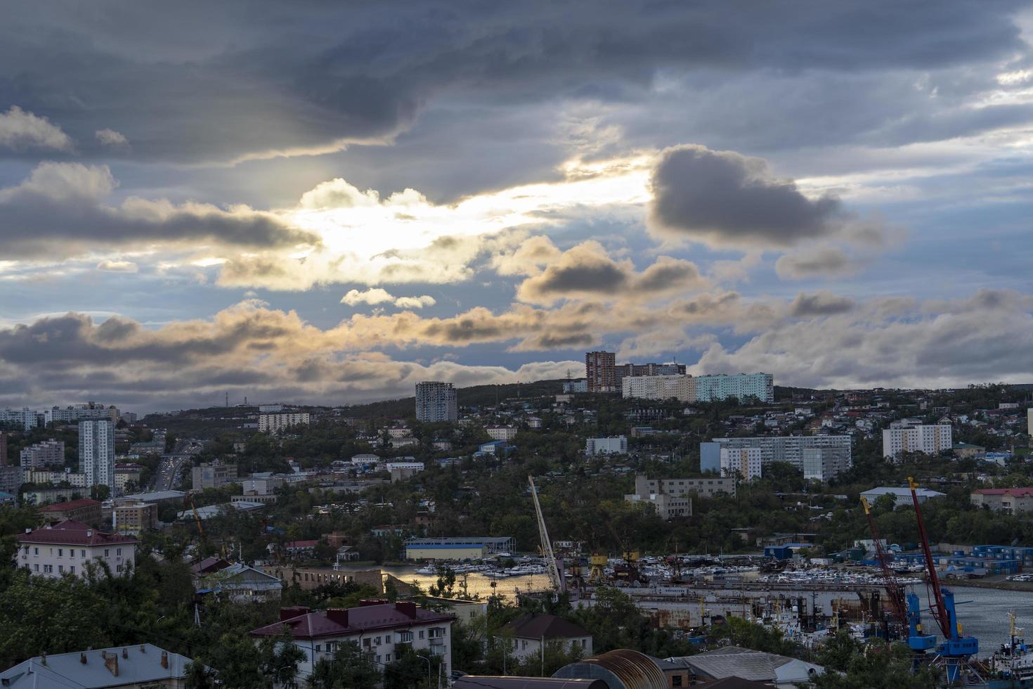 vladivostok, ryssland. stadslandskap i gryningen. foto