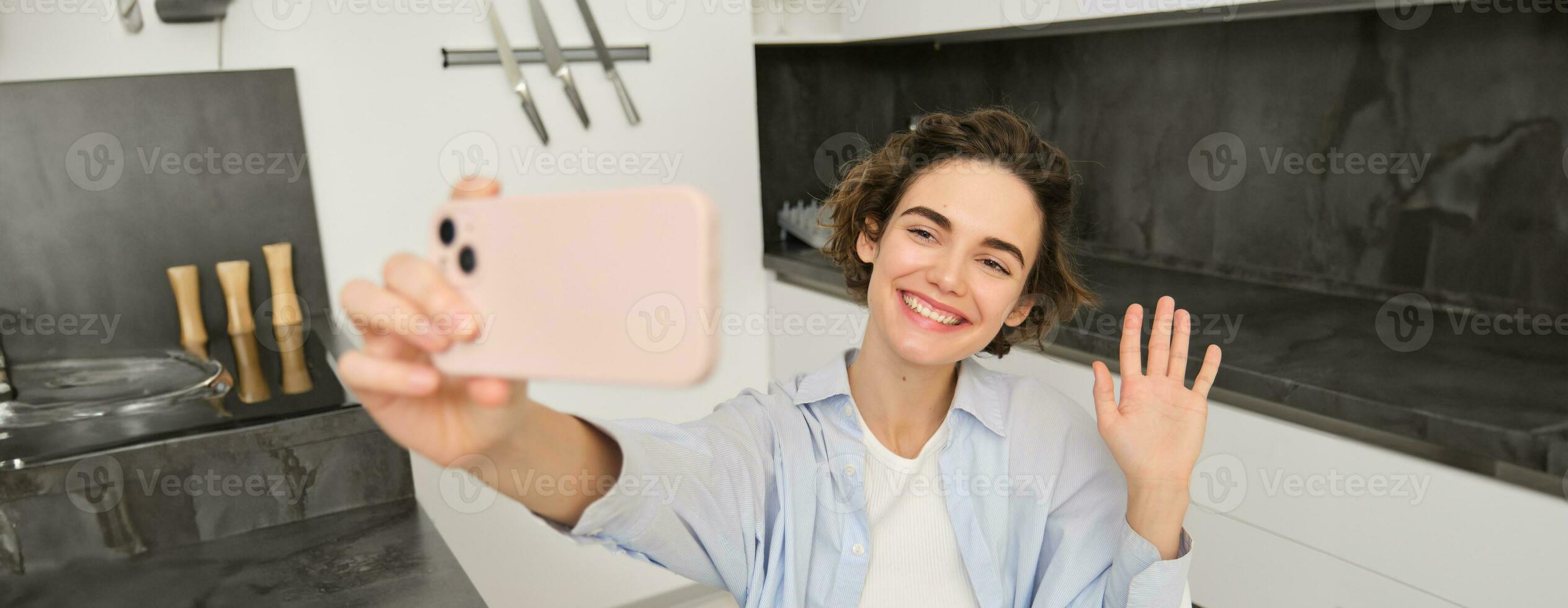 Lycklig, skön brunett flicka tar selfie på Hem, poser för Foto med smartphone