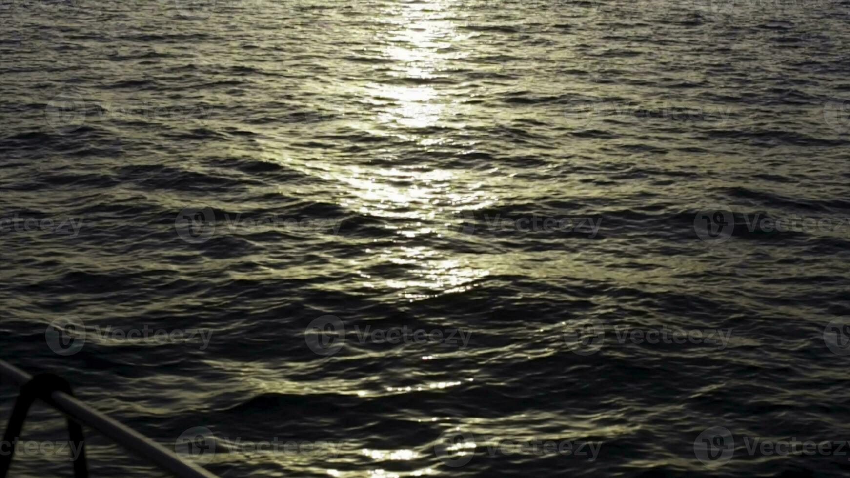 skön solnedgång ovan de hav och de däck av de Yacht kant. stock. fantastisk havsbild, krusning i de ser och de Sol på de horisont. foto