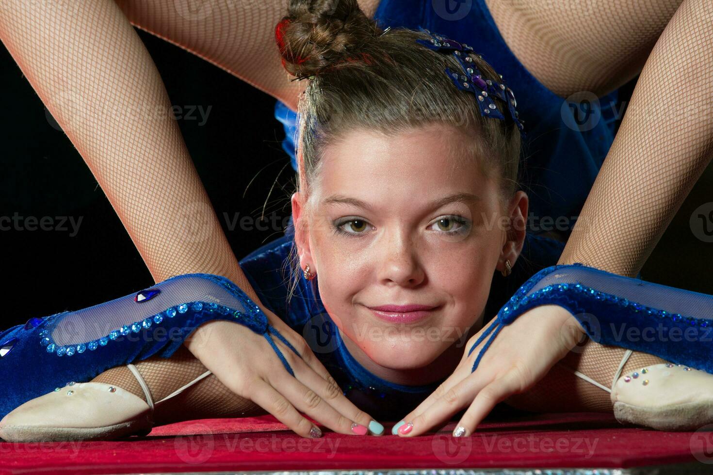 en flicka med en flexibel kropp. utför en cirkus konstnär. cirkus gymnast. balansering spela teater. de barn utför ett akrobatisk lura foto