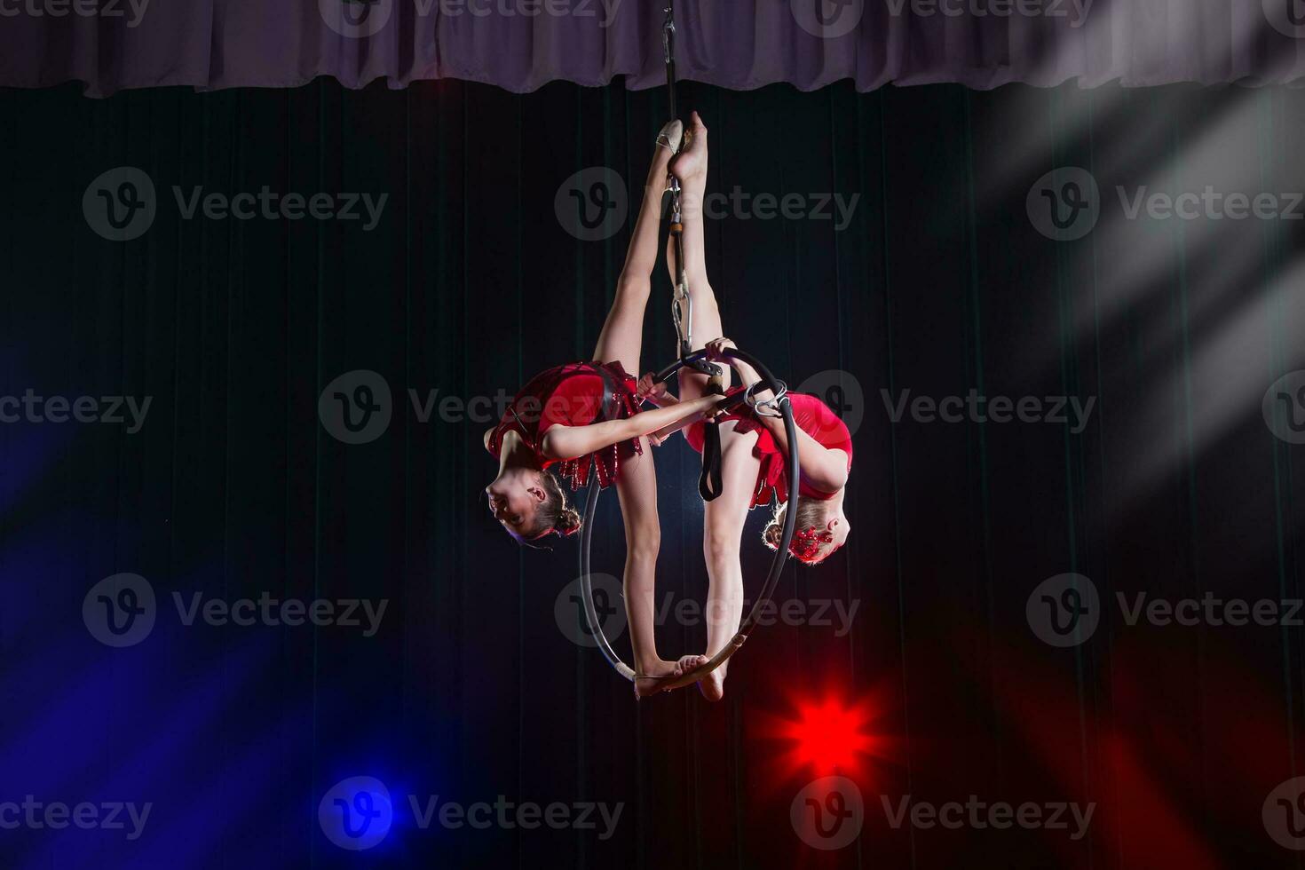 cirkus skådespelerska akrobat prestanda. två flickor prestera akrobatisk element i de luft ringa. foto