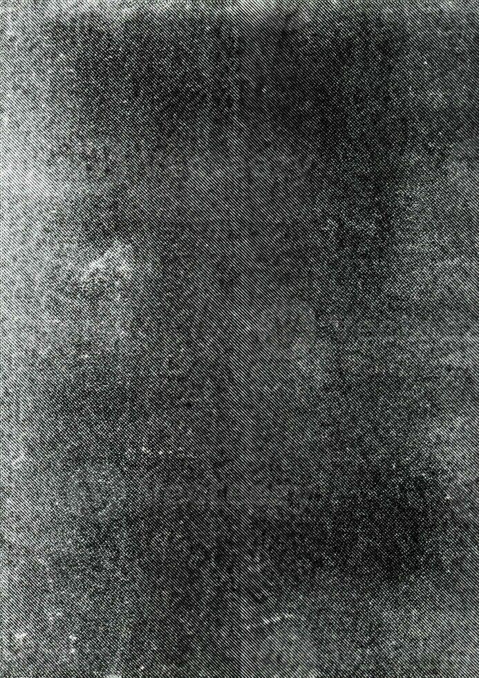 ett gammal svart och vit fotografera av en person stående i främre av en byggnad foto