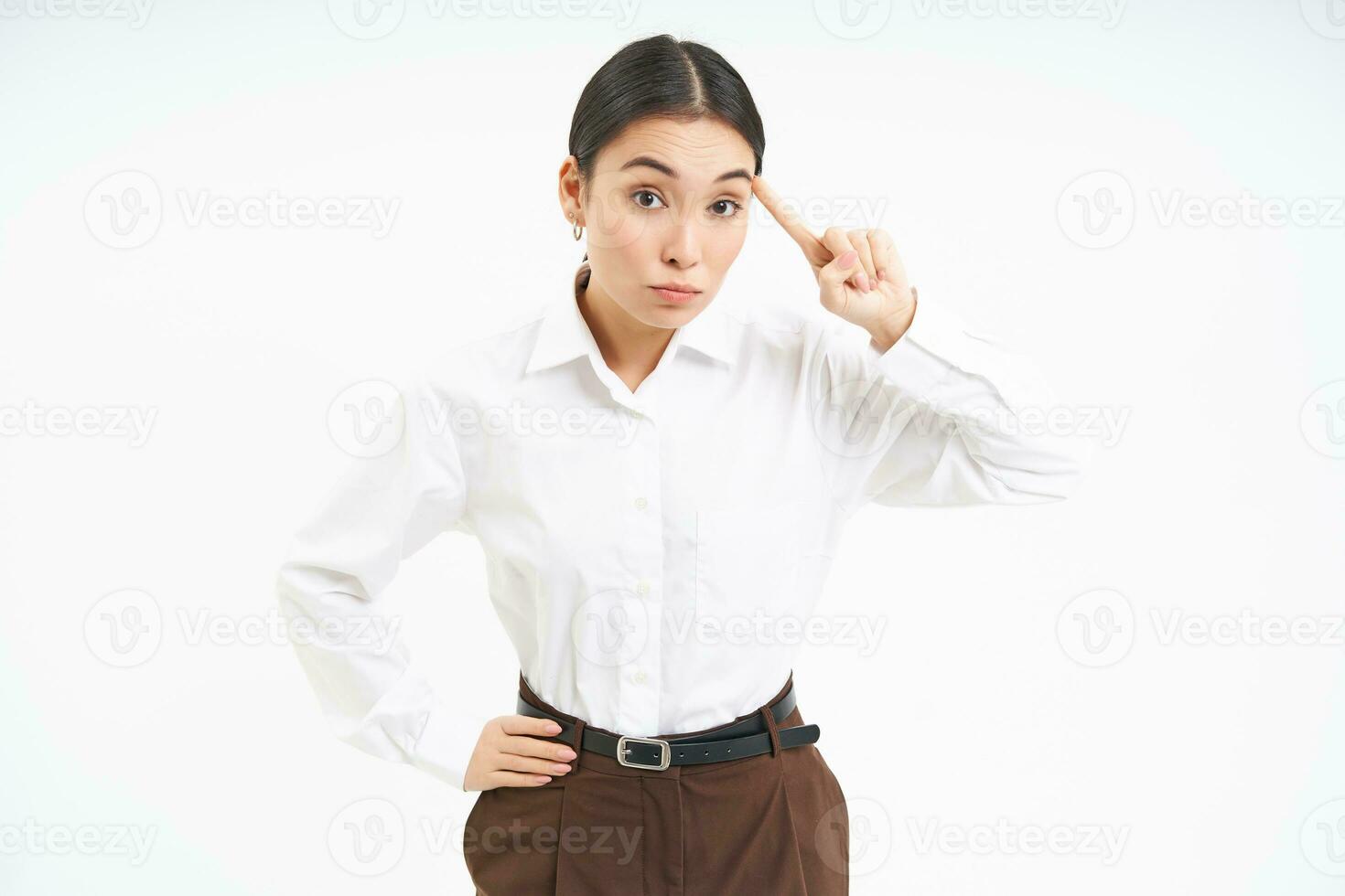 företags- kvinna utseende irriterad, poäng finger på huvud, mocks någon, utskällning person, vit bakgrund foto