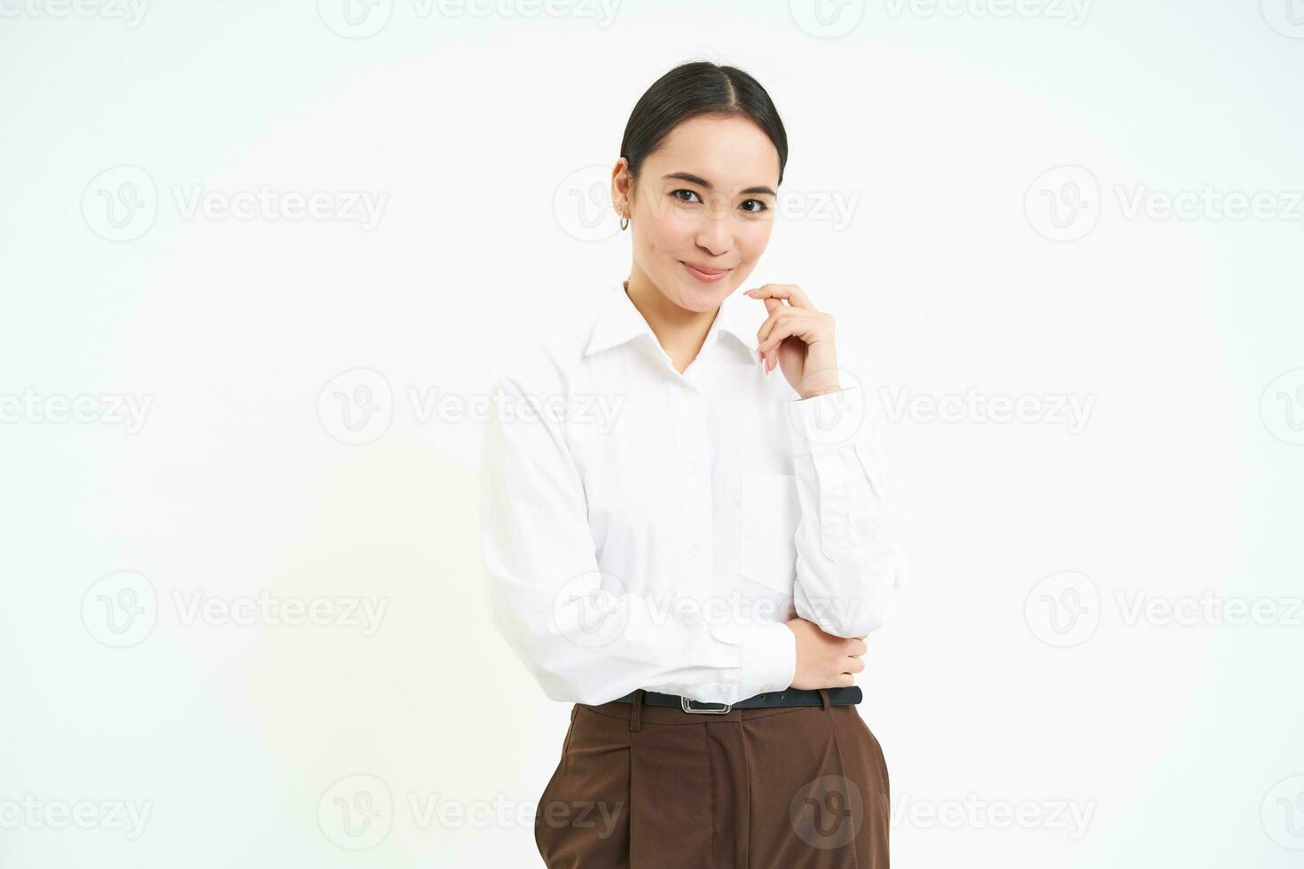 påverkare och företag. självsäker ung affärskvinna med professionell attityd, står över vit bakgrund foto