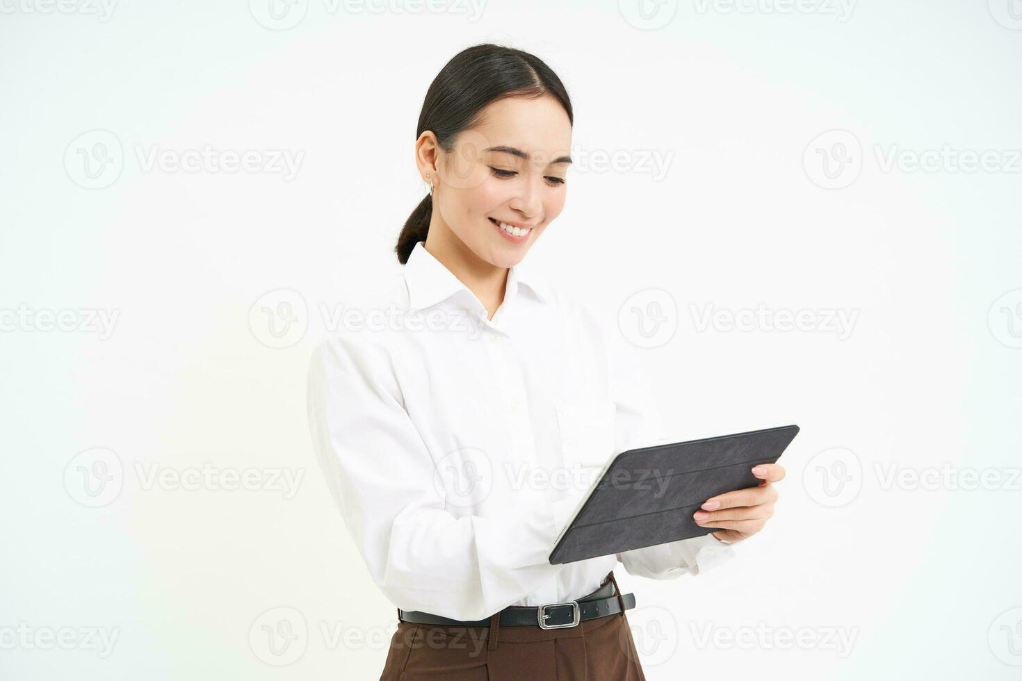 asiatisk kvinna professionell, stående med digital läsplatta, arbetssätt på projekt, skrivning ner anteckningar för företag möte, stående isolerat över vit bakgrund foto