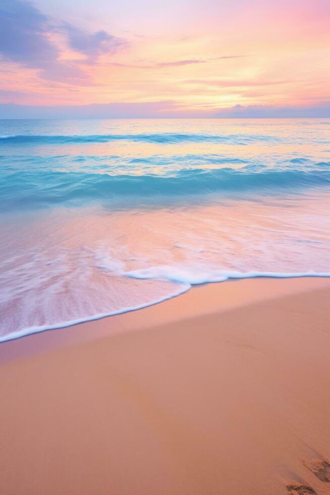 ai genererad lugna strand med mild vågor, mjuk sand, och en färgrik solnedgång över de horisont foto