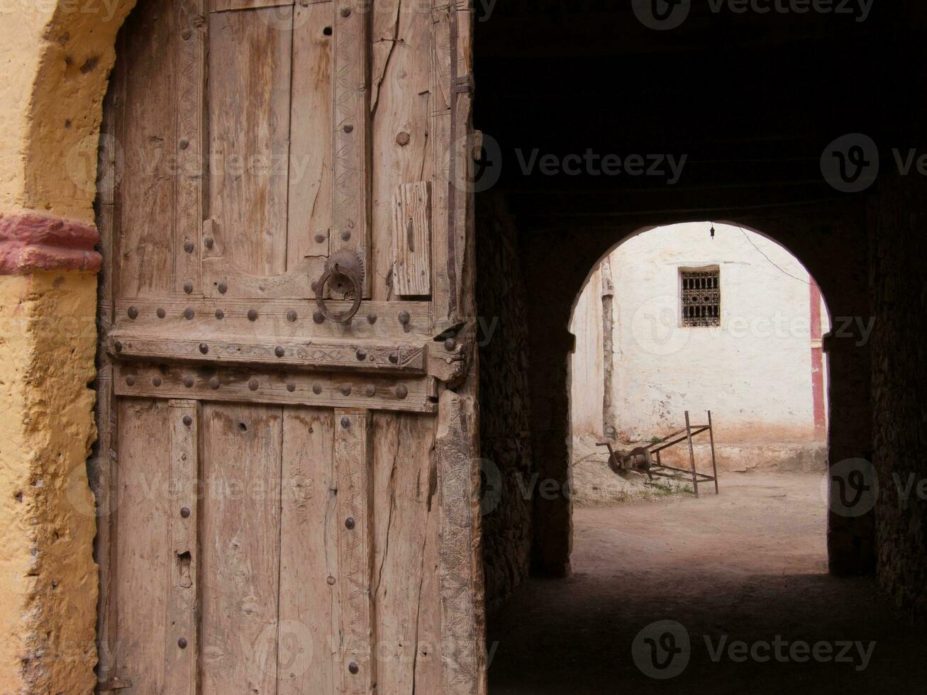 en dörr till en byggnad foto