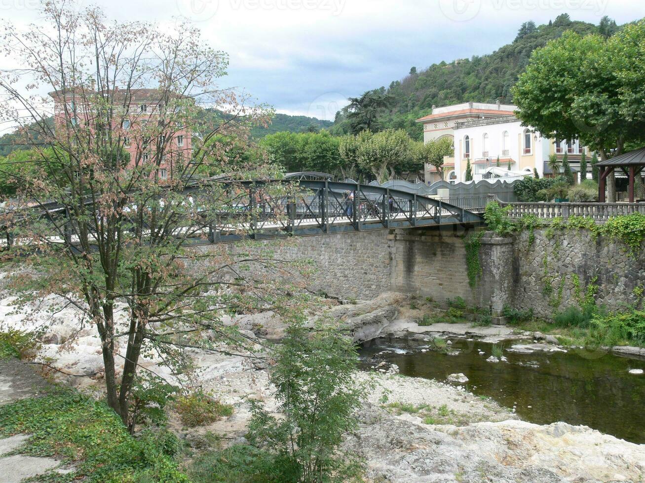 en bro över en flod foto