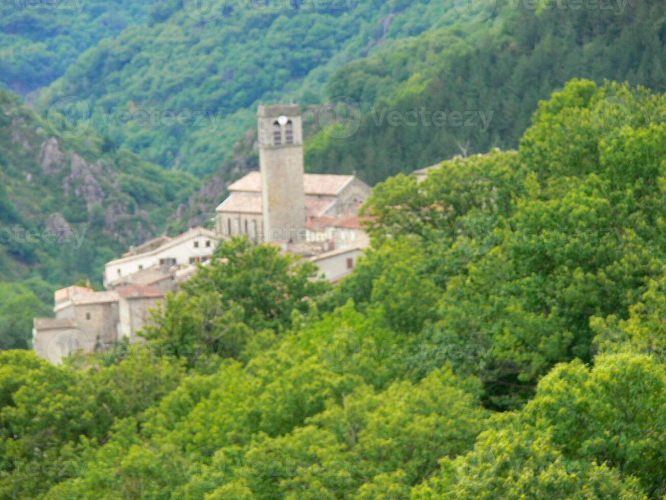 en små kyrka är inbäddat i de mitten av en frodig grön dal foto