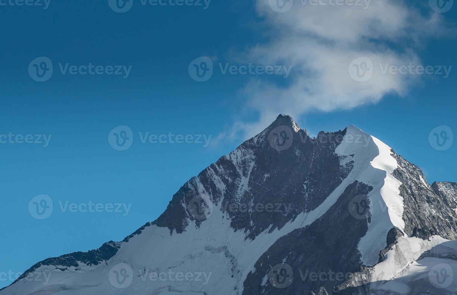 peak bernina peak i schweiziska alperna foto