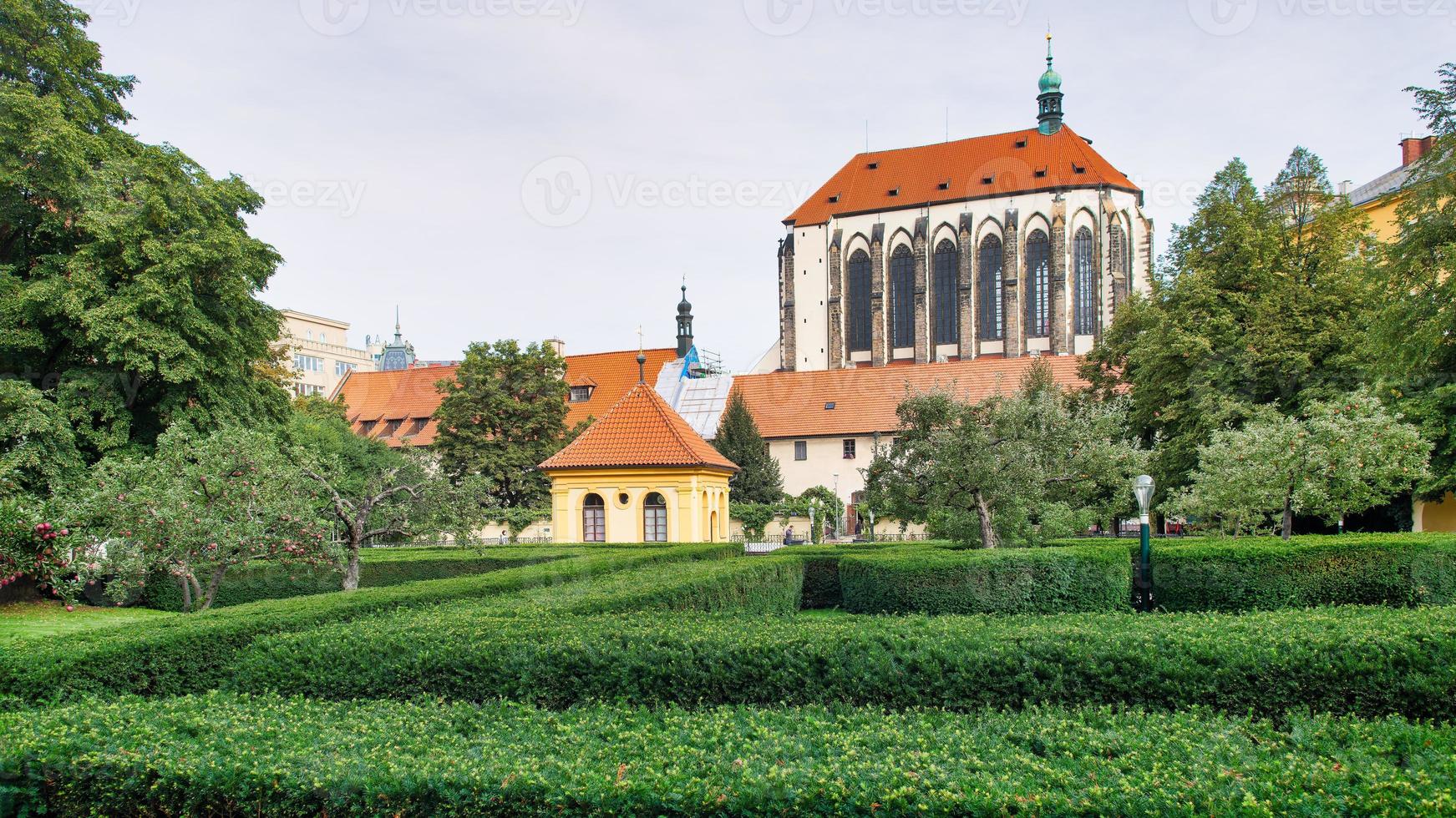 kyrkan till jungfru Maria av snön och franciskanernas trädgård foto