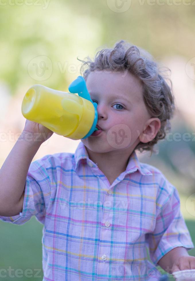 vacker baby pojke med barn ansikte poserar fotograf foto