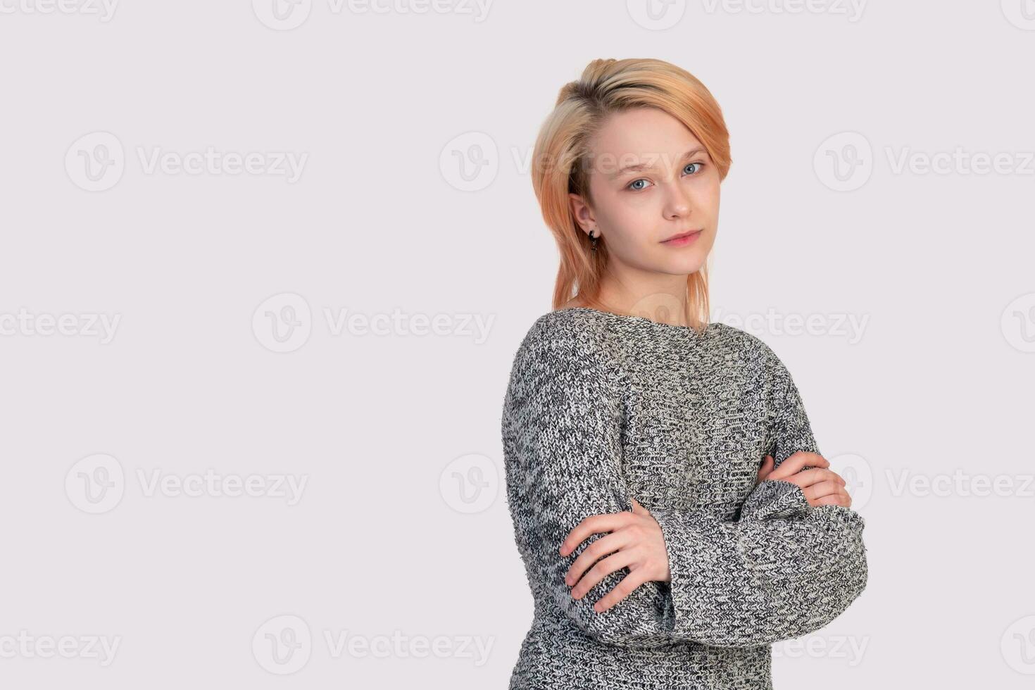 flicka tonåring i en stängd placera utseende in i de ram isolerat på en ljus bakgrund foto