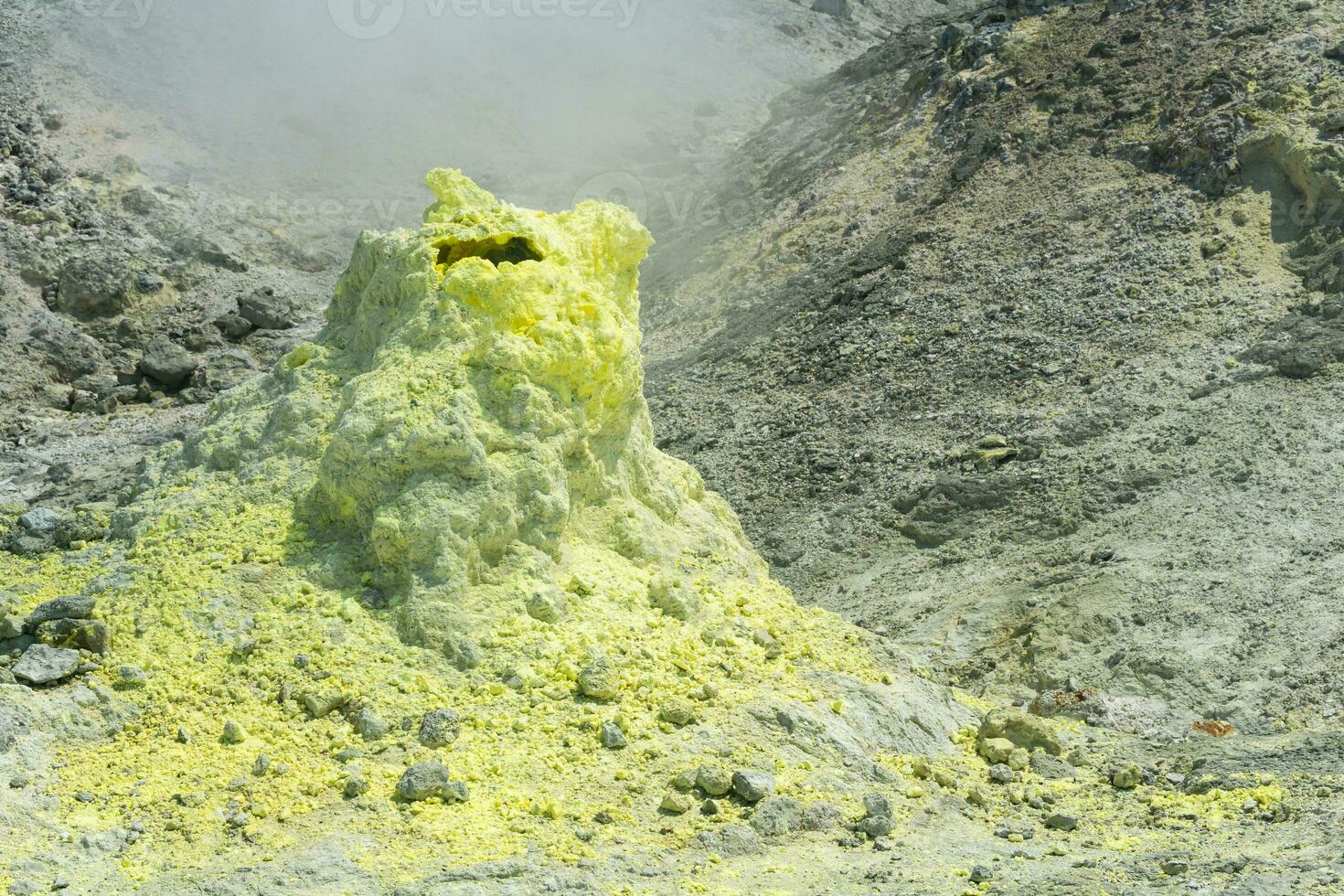 svavel insättningar runt om en solfatara i en fumarole fält på de backe av en vulkan foto