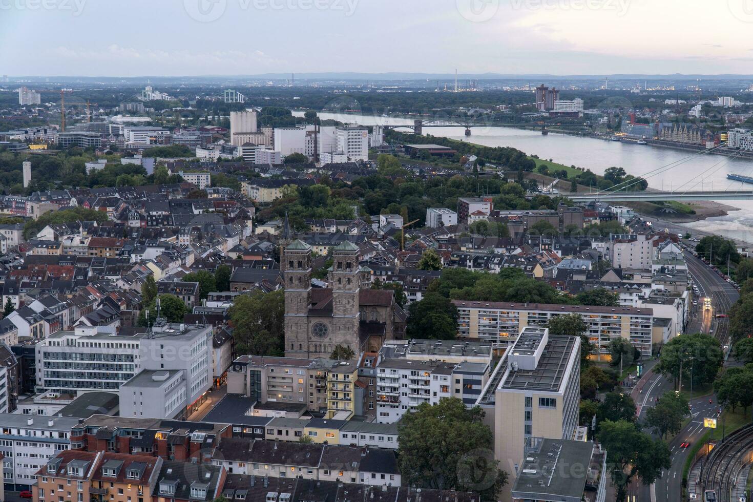 antenn se av Köln. se av roman katolik socken kyrka av st. heribert foto