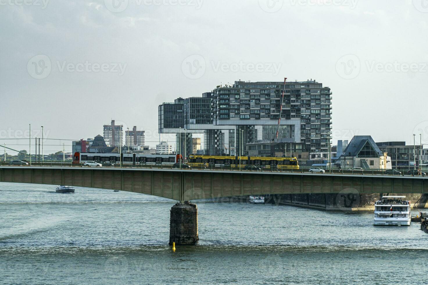 se av de Rhen flod, deutz bro och de kranhaus, cologne foto