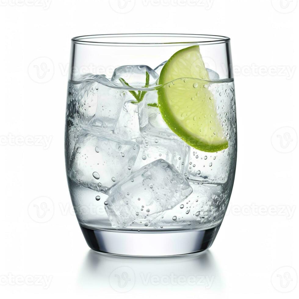 ai genererad gin tonic glas av vatten med is isolerat på vit bakgrund. ai genererad foto