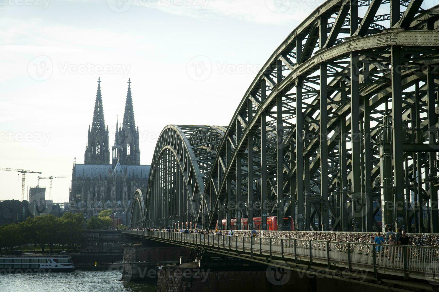 hohenzollern bro och cologne katedral i de kväll foto