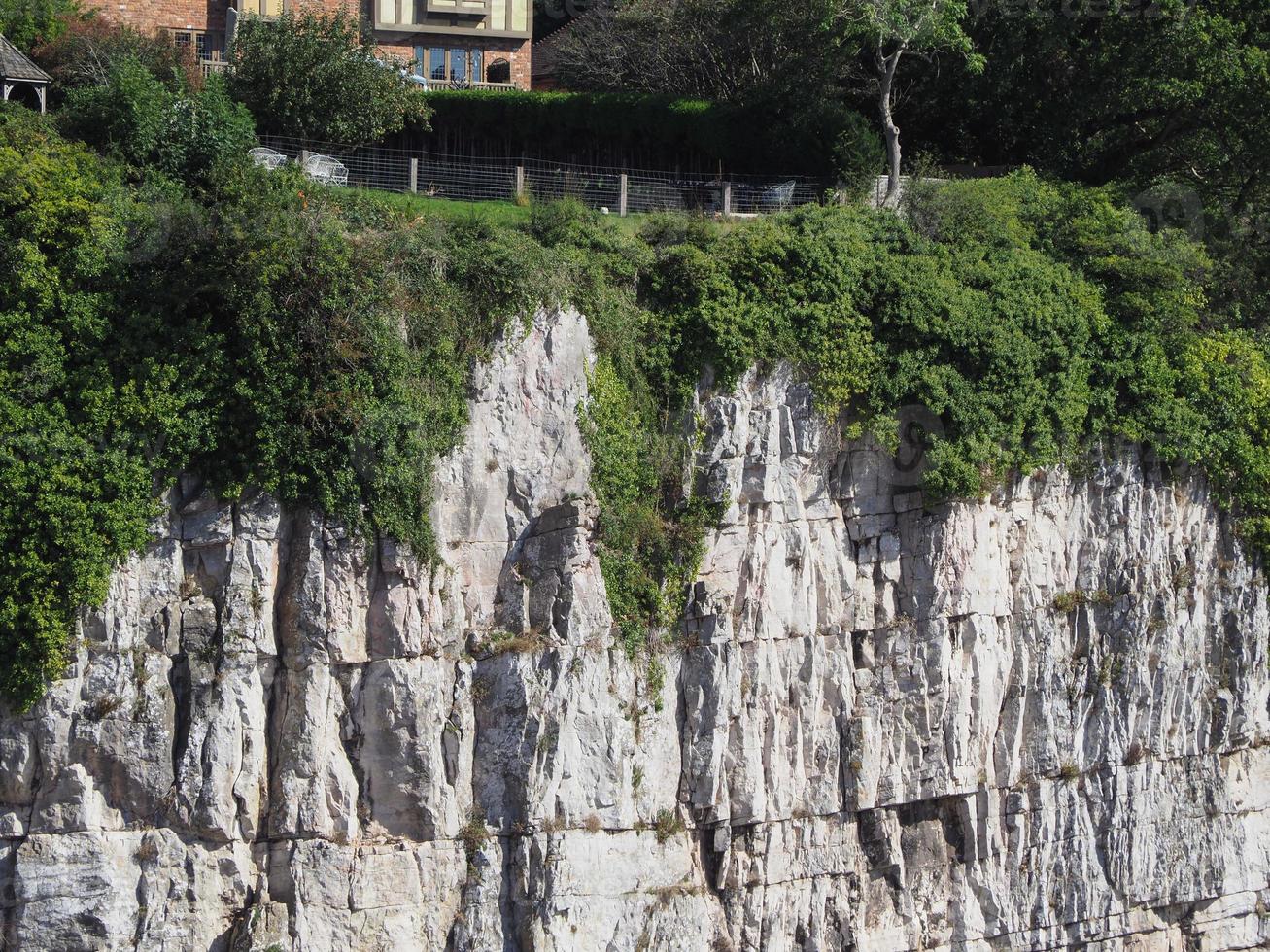 vita klippor av floden wye i Chepstow, Storbritannien foto