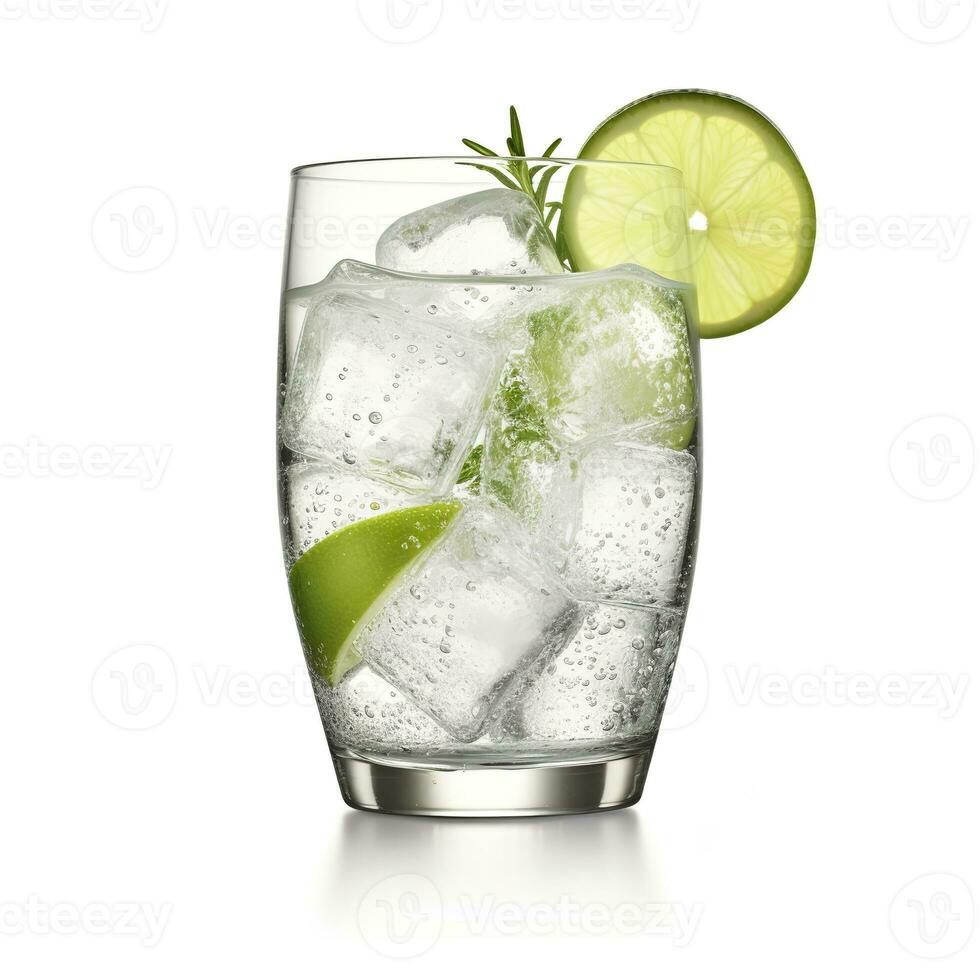 ai genererad gin tonic glas av vatten med is isolerat på vit bakgrund. ai genererad foto