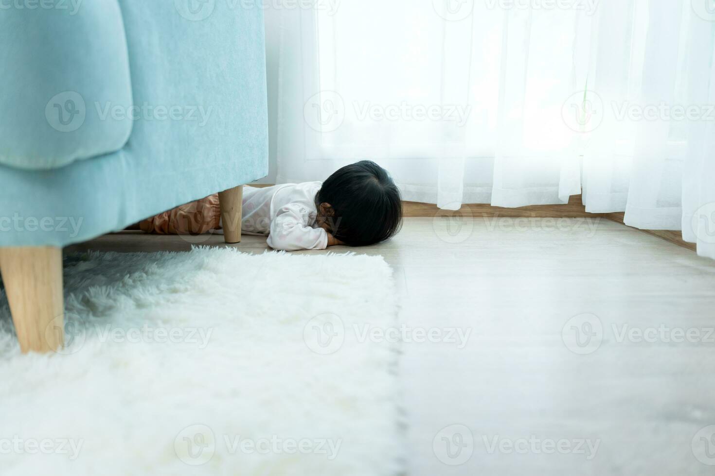 liten asiatisk barn unge spelar Dölj och söka Bakom de soffa, förtjusande barn har roligt i de Hem. Lycklig familj ha roligt med ungar, aktivitet, inlärning, aktivitet, spel, meditation foto