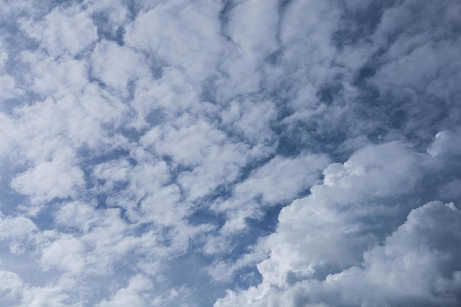 dramatisk himmel med stormiga moln foto