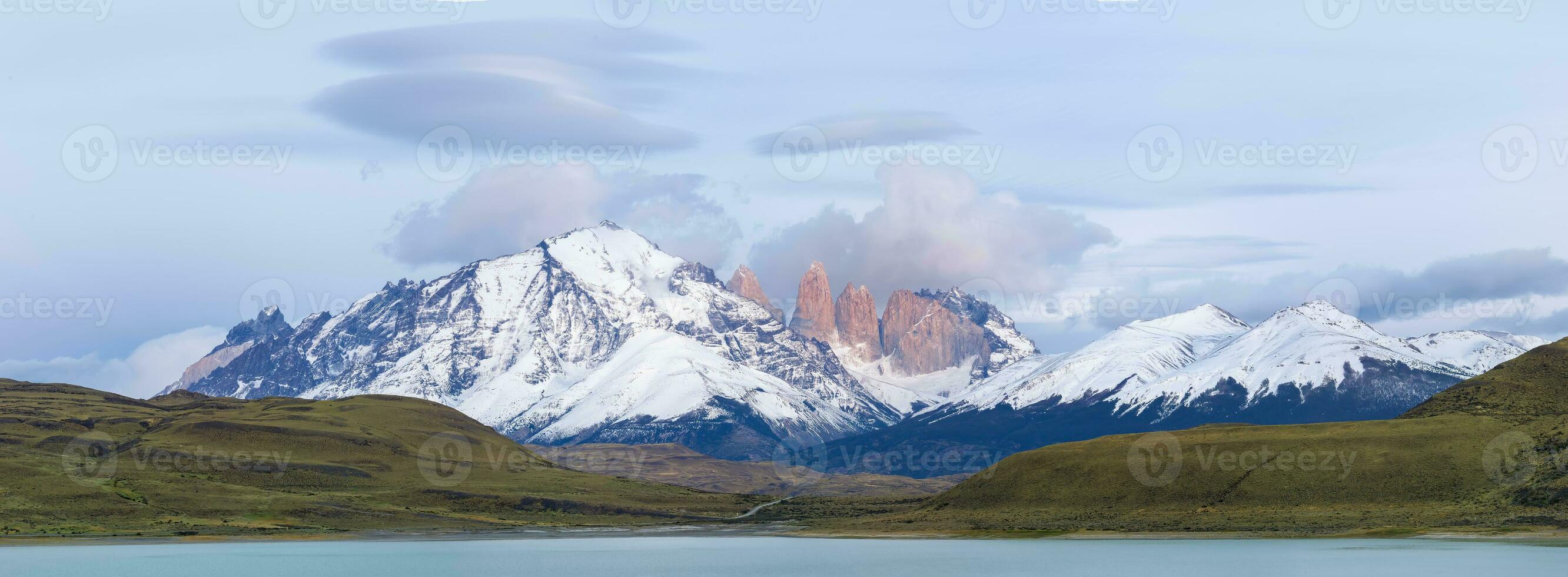 cuernos del paine och de torres, torres del paine nationell parkera, chilenska patagonien, chile foto