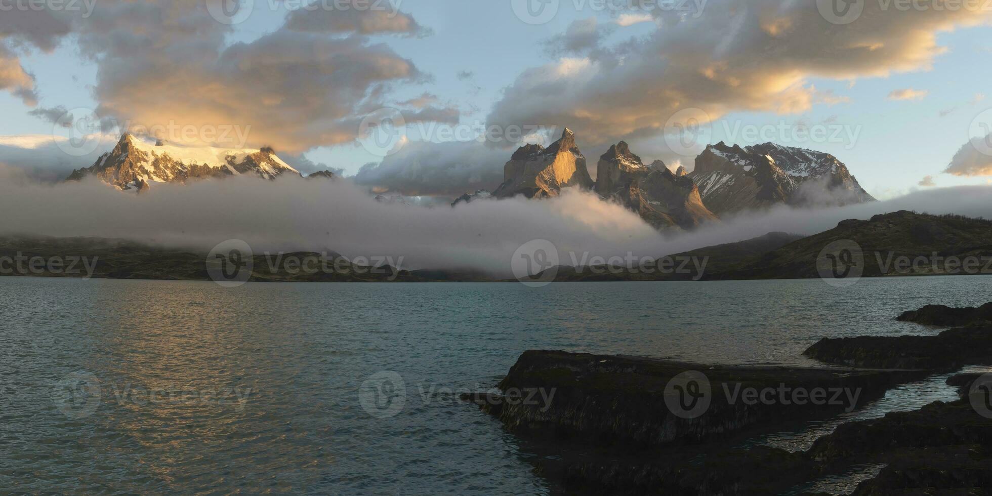 soluppgång över cuernos del smärta, torres del paine nationell parkera och sjö pehoe, chilenska patagonien, chile foto