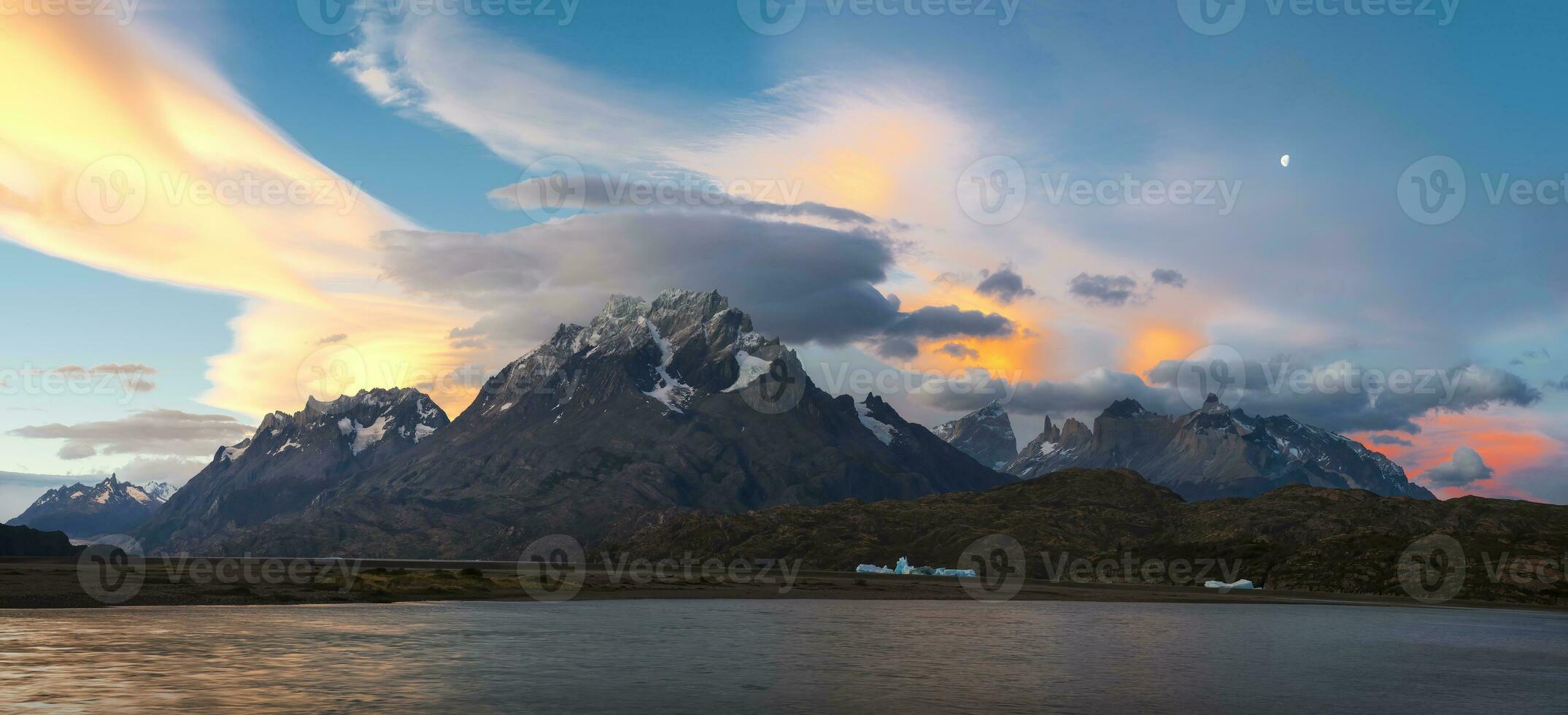 cuernos del paine och lago grå på solnedgång, torres del paine nationell parkera, chilenska patagonien, chile foto