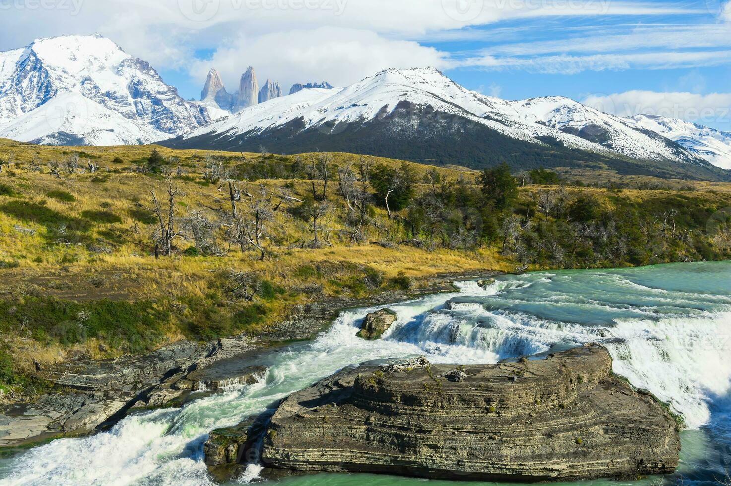 kaskad, cuernos del paine Bakom, torres del paine nationell parkera, chilenska patagonien, chile foto