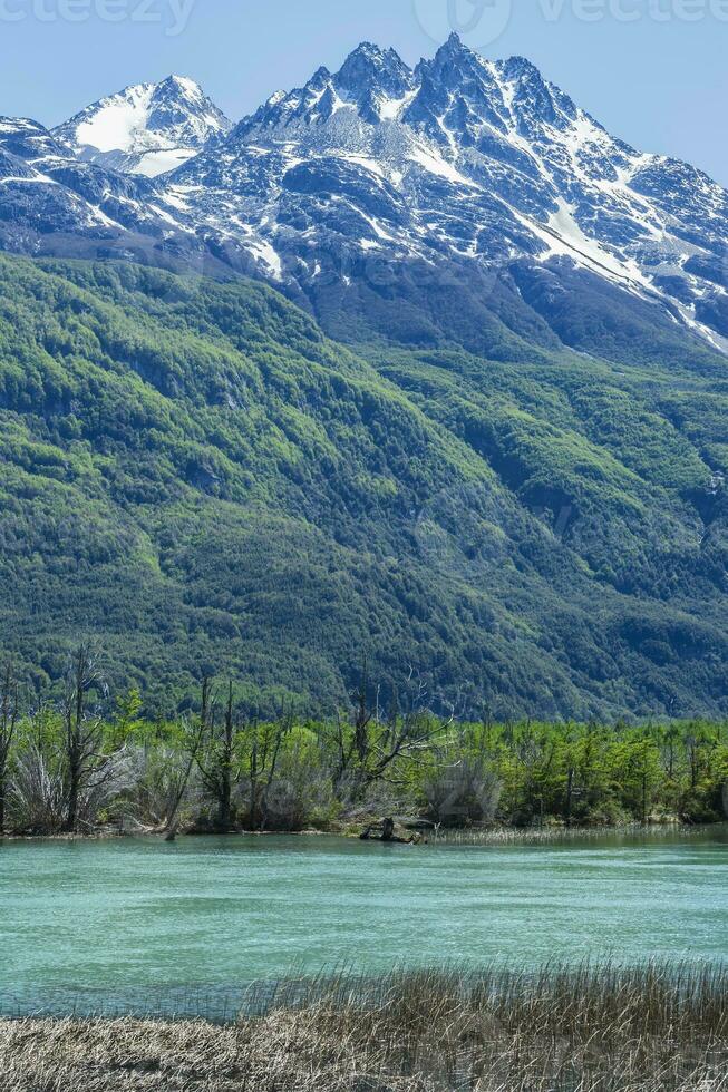 castillo berg räckvidd och ibanez flod bred dal tittade från de pan-amerikansk motorväg, aysen område, patagonien, chile foto